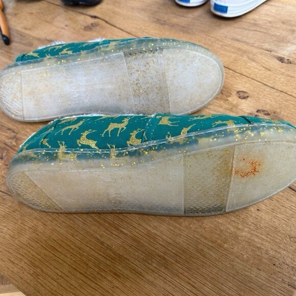 TOMS Alpargata Reindeer Green Glitter
Comfort Furry Fuzzy Cozy Size 6 - Picture 4 of 5